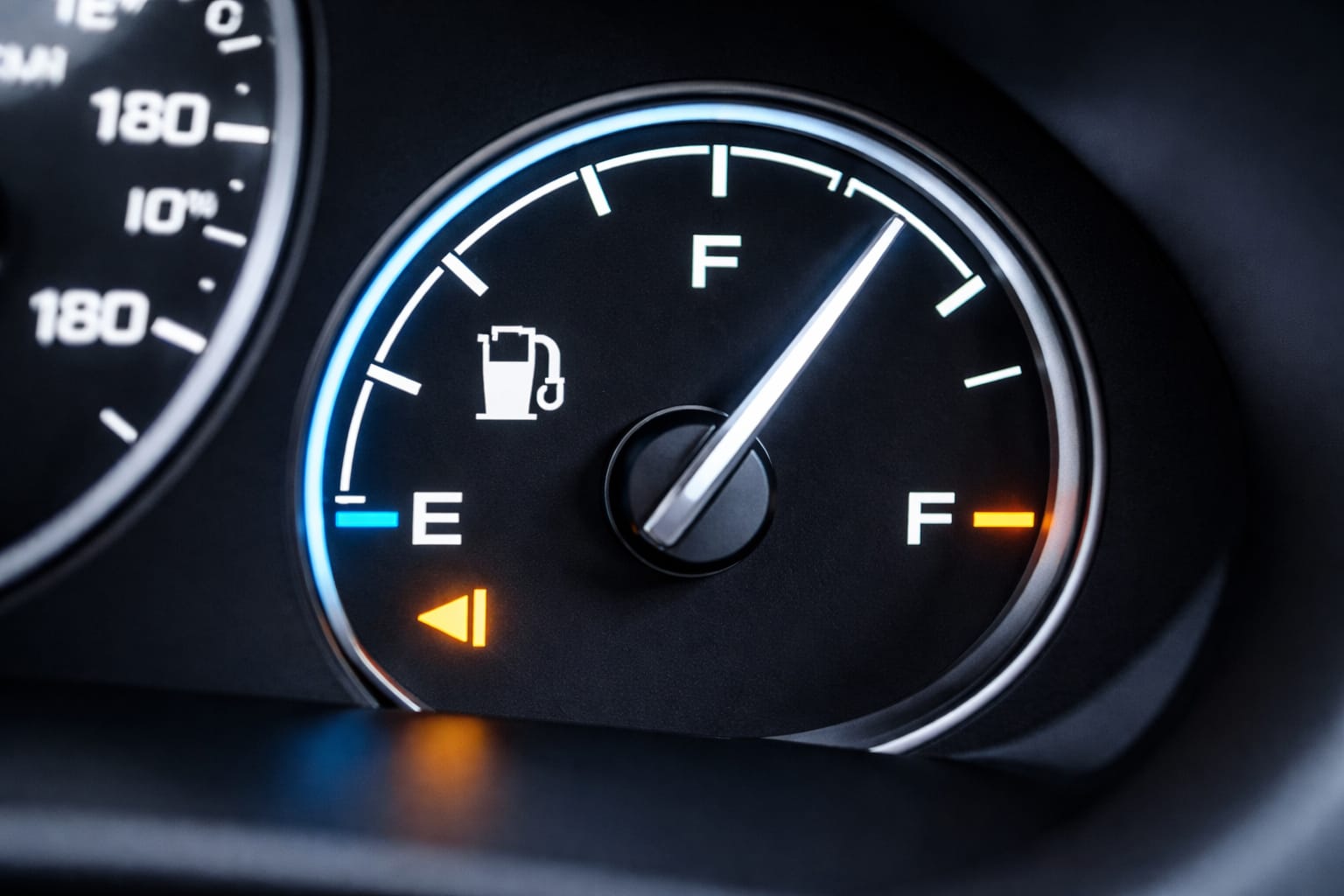 🚗 Car में Fuel Indicator के पास बना छोटा Arrow क्या बताता है?